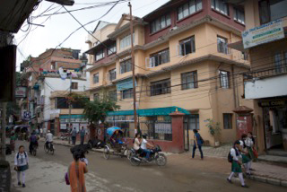 Das alte Kliniksgebäude nach der Stabilisierung gegen Erdbeben (2014)